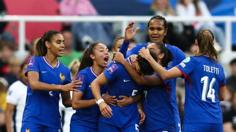 Elisa De Almeida s'est entrainée lundi à part à cause d'une "gêne musculaire", a indiqué mardi à l'AFP une source proche des Bleues. (Photo : DARREN STAPLES/AFP via Getty Images)