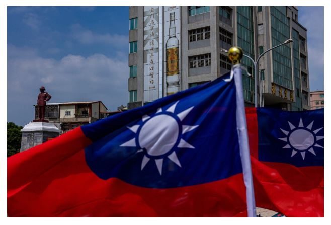 La statue en bronze de Chiang Kai-shek, l'ancien dirigeant de la République de Chine, est visible derrière le drapeau national de Taïwan, à Kinmen, Taïwan, le 24 septembre 2022. (Annabelle Chih/Getty Images)