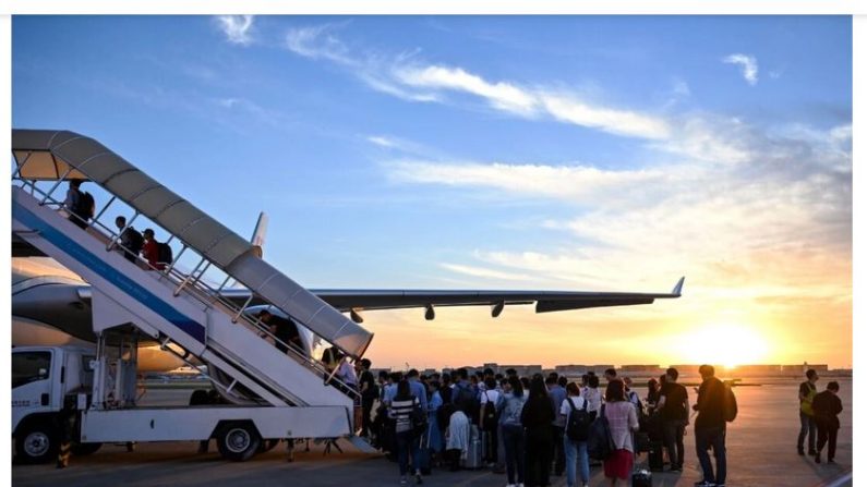 Des voyageurs montent à bord d'un avion à l'aéroport de Hongqiao à Shanghai, en Chine, le 28 mai 2019. (Hector Retamal/ AFP via Getty Images)