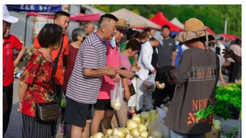 Un marché en plein air à Shenyang, dans la province chinoise du Liaoning, le 10 juillet 2023. (STR/AFP via Getty Images)
