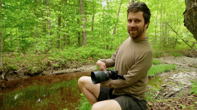 Charles Marceau-Cotton, alias Carlito, est devenu photographe, un métier qu'il ne pensait pas accessible pour lui à cause de son handicap aux bras. (Nathalie Dieul/Epoch Times)