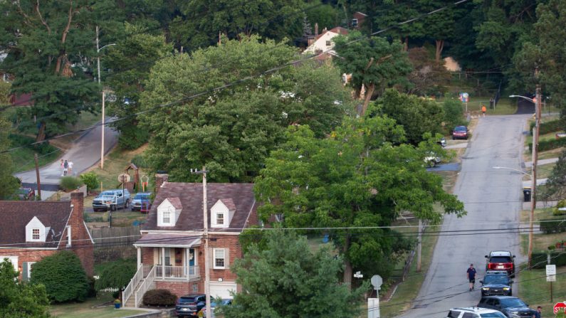 La police continue de bloquer les routes autour de la maison de Thomas Matthew Crooks alors que le FBI poursuit son enquête sur la tentative d'assassinat de l'ancien président américain Donald Trump à Bethel Park, en Pennsylvanie, le 14 juillet 2024. (REBECCA DROKE/AFP via Getty Images)