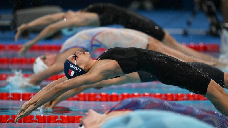 Béryl Gastaldello et Emma Terebo se sont toutes deux qualifiées pour la finale du 100 m dos, lundi aux Jeux olympiques de Paris. (Photo : JONATHAN NACKSTRAND/AFP via Getty Images)