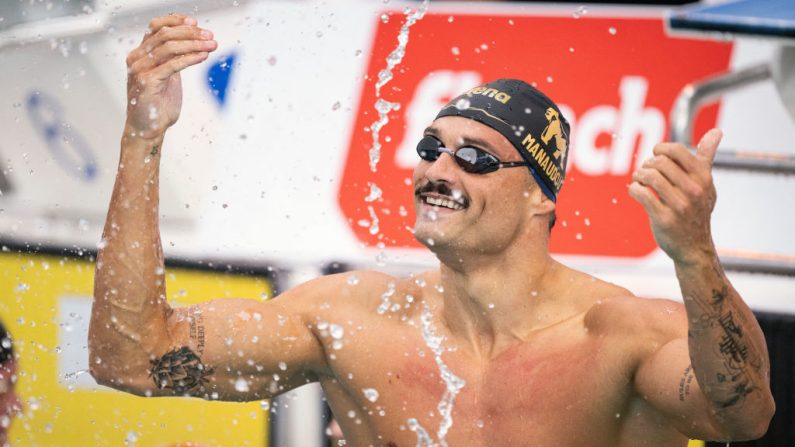 La discobole Mélina Robert-Michon et le nageur Florent Manaudou seront les porte-drapeaux de la délégation française à la cérémonie d'ouverture des Jeux de Paris le 26 juillet. (Photo : SEBASTIEN BOZON/AFP via Getty Images)