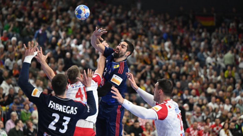 L'équipe de France de hand a remis les pendules à l'heure mercredi contre la Croatie à Chartres (31-26), aidée notamment par les performances de ses deux vétérans, Nikola Karabatic et Vincent Gérard. (Photo : INA FASSBENDER/AFP via Getty Images)