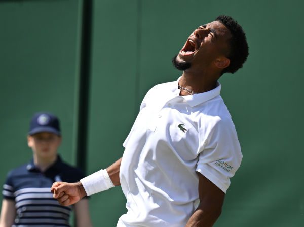 Arthur Fils a remporté à 20 ans le deuxième tournoi de sa jeune carrière, le premier dans la catégorie ATP 500, en battant l'Allemand Alexander Zverev, N.4 mondial et tenant du titre, en finale à Hambourg. (Photo : Mike Hewitt/Getty Images)