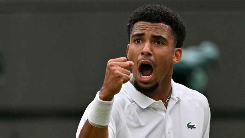 Arthur Fils jouera sa première finale de l'année au tournoi ATP 500 sur terre battue de Hambourg grâce à sa victoire sur l'Argentin Sebastian Baez 6-2, 6-2 samedi. (Photo : GLYN KIRK/AFP via Getty Images)