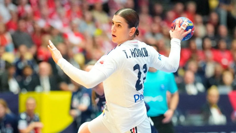 L'équipe de France féminine de hand, brouillonne, a débuté la défense de son titre olympique par une victoire étriquée contre la Hongrie (31-28) jeudi à l'Arena Paris Sud. (Photo : CLAUS FISKER/Ritzau Scanpix/AFP via Getty Images)