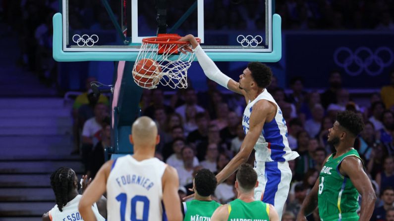 L'équipe de France a réussi son entrée en battant le Brésil (78-66) samedi au Stade Pierre-Mauroy de Villeneuve-d'Ascq, où le Canada a fait plier la Grèce dans le choc de la soirée (86-79). (Photo : THOMAS COEX/AFP via Getty Images)