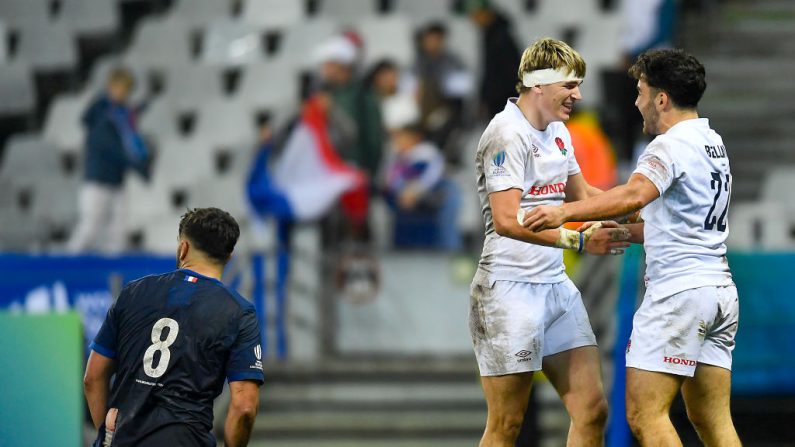 L'équipe de France des moins de 20 ans, triple championne du monde en titre, a perdu son pari d'enchaîner un quatrième sacre consécutif, dominée vendredi soir au Cap par l'Angleterre. (Photo : Ashley Vlotman/Gallo Images/Getty Images)