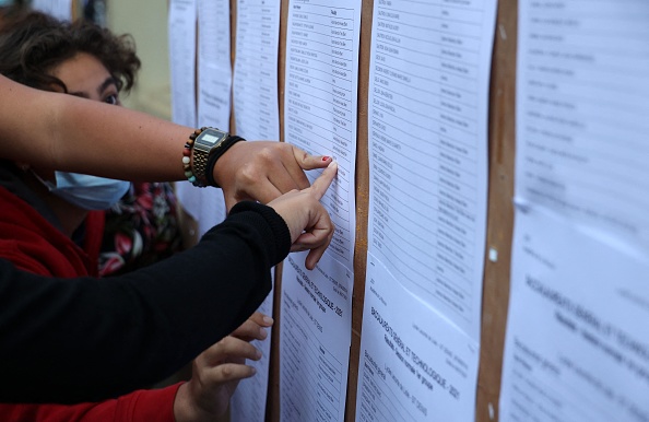 Les résultats du bac ont été surprenants pour ces jumelles qui n'ont jamais été scolarisées ensemble. (RICHARD BOUHET/AFP via Getty Images)