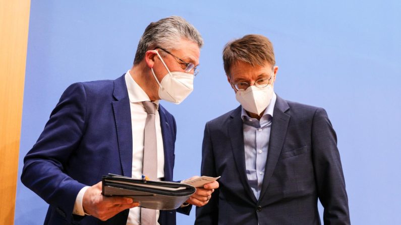 Lothar Heinz Wieler (à g.), ancien président de l’Institut Robert-Koch. Karl Lauterbach (à d.), ministre de la Santé allemand. (photo Omer Messinger/Getty Images)