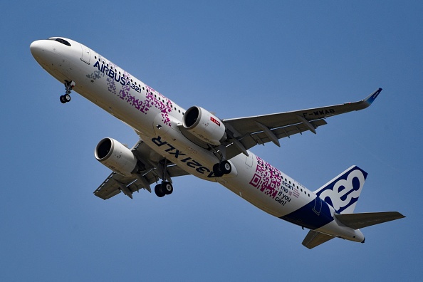 Cette photographie prise le 21 juin 2023 montre un avion Airbus A321 XLR effectuant une démonstration en vol lors du Salon international de l'aéronautique et de l'espace de Paris-Le Bourget.  (Photo  JULIEN DE ROSA/AFP via Getty Images)