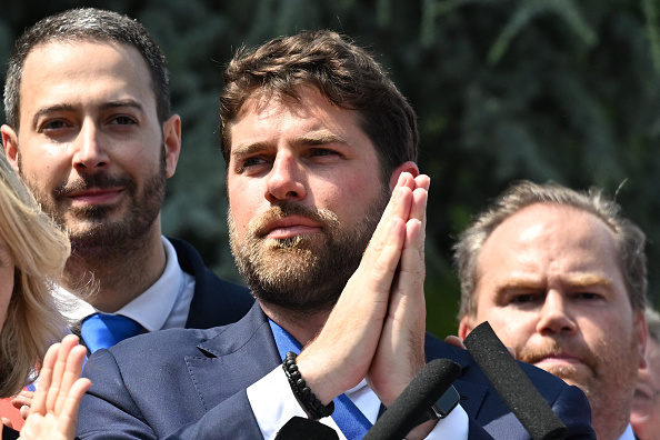 Vincent Jeanbrun (au c.), participe à une action nationale après que des émeutiers ont attaqué son domicile à la voiture-bélier, à L’Hay-les-Roses le 3 juillet 2023. (Photo EMMANUEL DUNAND/AFP via Getty Images)