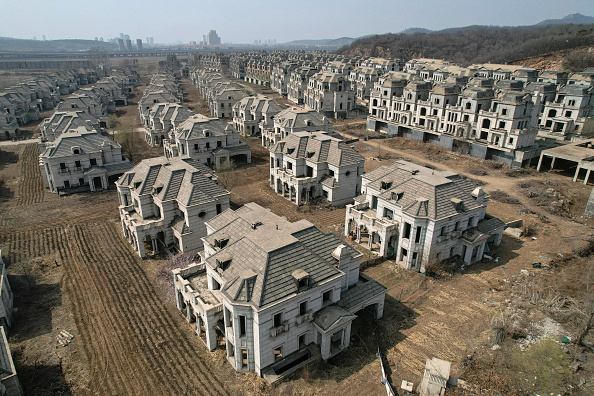  Cette photo aérienne prise le 31 mars 2023 montre des villas désertes dans la banlieue de Shenyang, dans la province chinoise du Liaoning (nord-est). Le secteur immobilier chinois s'est développé à une vitesse fulgurante à partir de la fin des années 90 et a constitué un élément majeur de l'expansion économique fulgurante du pays. Mais face au ralentissement de la croissance et au gonflement des dettes, les autorités ont coupé l'accès aux prêts faciles en 2020, ce qui a pesé sur le secteur et provoqué un effondrement record.
(Photo  JADE GAO/AFP via Getty Images)
