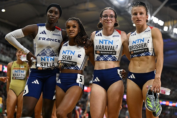 (De g. à dr.) Les Françaises Sounkamba Sylla, Camille Seri, Louise Maraval et Amandine Brossier posent pour une photo après les séries du relais 4x400m féminin lors des Championnats du monde d'athlétisme au Centre national d'athlétisme de Budapest, le 26 août 2023.  (JEWEL SAMAD/AFP via Getty Images)