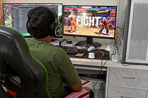 Mayank Prajapati, un athlète esport professionnel indien, joue à Street Fighter V dans sa résidence de Gurgaon, le 31 juillet 2023. (Photo MONEY SHARMA/AFP via Getty Images)