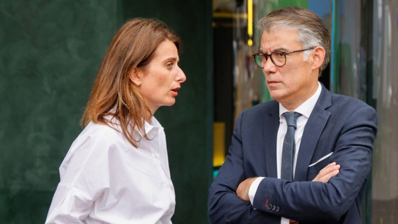 Le premier secrétaire du Parti socialiste Olivier Faure et la secrétaire générale du groupe Les Écologistes Marine Tondelier, le 12 octobre 2023 à Paris. (LUDOVIC MARIN/AFP via Getty Images)