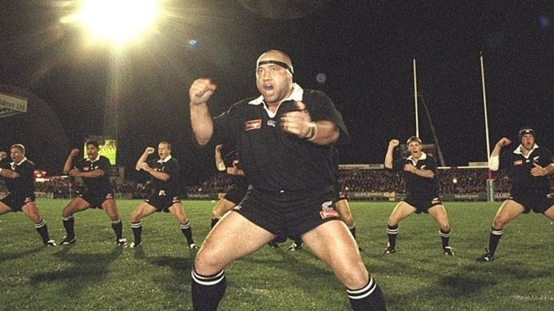 Norm Hewitt de Nouvelle-Zélande dirige le Haka avant le match contre Llanelli à Stradey Park à Llanelli, Pays de Galles, 8 Nov 1997. (Photo Laurence Griffiths /Allsport)