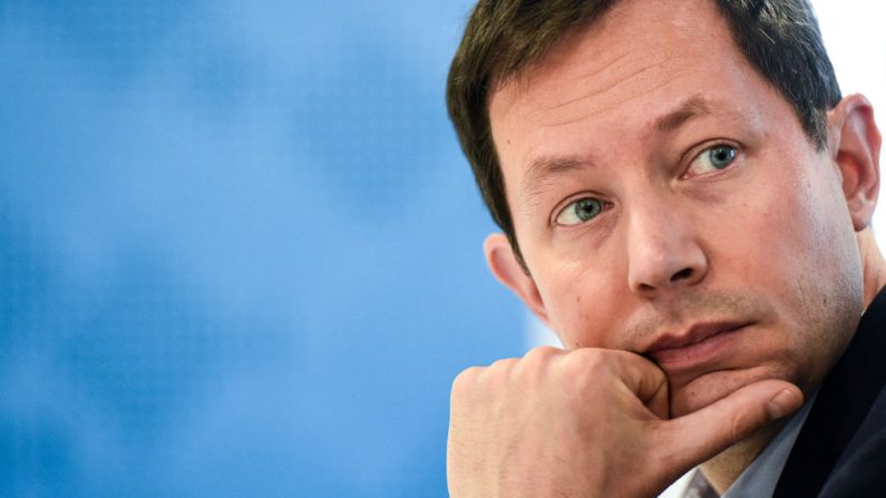 Le député européen français Les Républicains (LR) François-Xavier Bellamy, participant à une réunion avec des pêcheurs, aux Sables d'Olonne, le 5 février 2024. (Crédit photo SEBASTIEN SALOM-GOMIS/AFP via Getty Images)