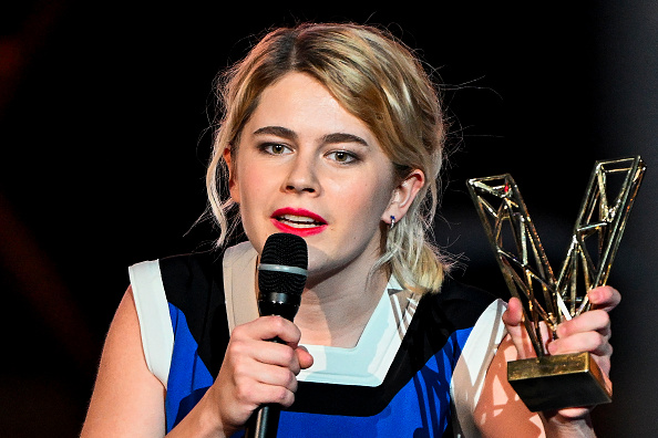 La chanteuse française Zaho de Sagazan reçoit le prix du meilleur espoir féminin lors des 39e Victoires de la musique, à la Seine Musicale de Boulogne-Billancourt, le 9 février 2024.   (BERTRAND GUAY/AFP via Getty Images)