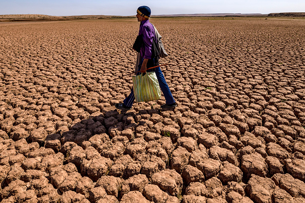 La terre craquelée du barrage d'al-Massira dans le village d'Ouled Essi Masseoud, au Maroc.(FADEL SENNA/AFP via Getty Images)