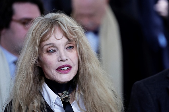 L'actrice, chanteuse, réalisatrice et mannequin française d'origine américaine Arielle Dombasle, à Paris le 26 mars 2024.  (STEPHANE DE SAKUTIN/AFP via Getty Images)