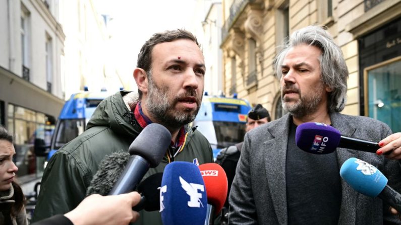 Les députés français du groupe parlementaire de La France Insoumise (LFI), Thomas Portes (à g.) et Aymeric Caron s'adressent à la presse près de l'entrée de l'Institut d'études politiques (Sciences Po Paris) occupée par des étudiants, pour exprimer leur soutien aux Palestiniens, à Paris, le 3 mai 2024. (MIGUEL MEDINA/AFP via Getty Images)