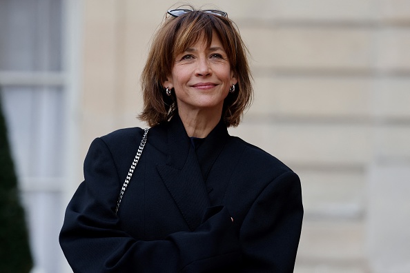 L'actrice Sophie Marceau arrive pour assister à un dîner d'État officiel dans le cadre de la visite d'État du président chinois Xi Jinping en France, au palais de l'Élysée à Paris, le 6 mai 2024.  (LUDOVIC MARIN/AFP via Getty Images)