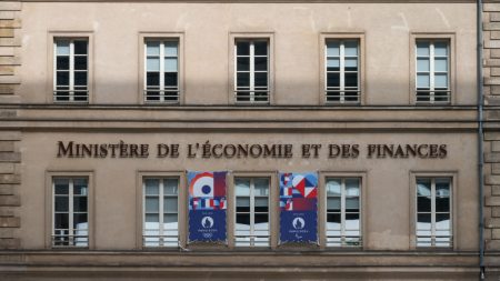 La chute du gouvernement français « réduit la probabilité d’une consolidation des finances publiques »