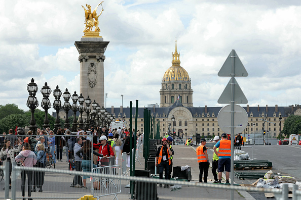 Vue sur les Invalides depuis le pont Alexandre III le 24 juillet 2024. (Photo THOMAS SAMSON/AFP via Getty Images)