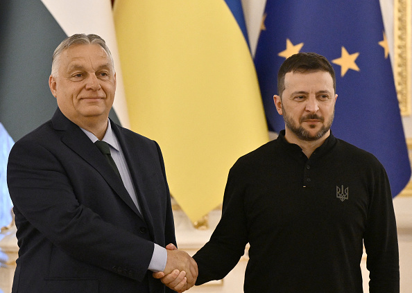 Le Premier ministre hongrois Viktor Orban (à g.) et le Président ukrainien Volodymyr Zelensky lors de leur rencontre à Kiev le 2 juillet 2024. (Photo GENYA SAVILOV/AFP via Getty Images)