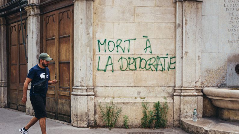 Un mur tagué suite aux résultats du premier tour des élections législatives, à Lyon, France, le 1er juillet 2024. (ROMAIN COSTASECA/Hans Lucas/AFP via Getty Images)