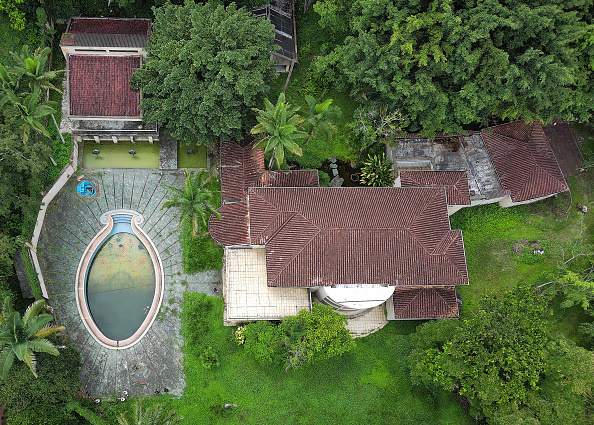 Vue aérienne du manoir Montecasino, ancienne propriété des frères Castano, anciens chefs paramilitaires, à Medellin, Colombie, le 6 juin 2024. (Photo JAIME SALDARRIAGA/AFP via Getty Images)