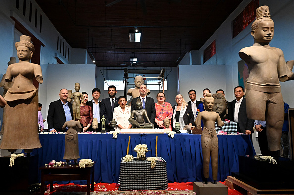 Le ministre cambodgien de la Culture et des Beaux-Arts Phoeurng Sackona (à gauche) et le ministre-conseiller Andrew Herrup de l'ambassade américaine &amp ; consulat en République de Corée (à droite) posent lors d'un événement de rapatriement d'objets angkoriens renvoyés des États-Unis au Musée national de Phnom Penh, le 4 juillet 2024. Des moines bouddhistes de la capitale cambodgienne Phnom Penh ont chanté des bénédictions et jeté des fleurs le 4 juillet lors d'une cérémonie de bienvenue pour 14 objets d'art issus du trafic et rapatriés par un prestigieux musée new-yorkais. (Photo by TANG CHHIN SOTHY/AFP via Getty Images)