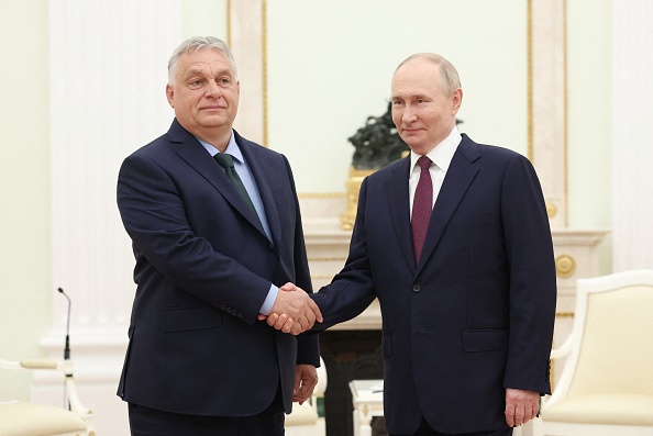 Le Président russe Vladimir Poutine (à dr.) rencontre le Premier ministre hongrois Viktor Orban au Kremlin, à Moscou, le 5 juillet 2024. (Photo VALERY SHARIFULIN/POOL/AFP via Getty Images)