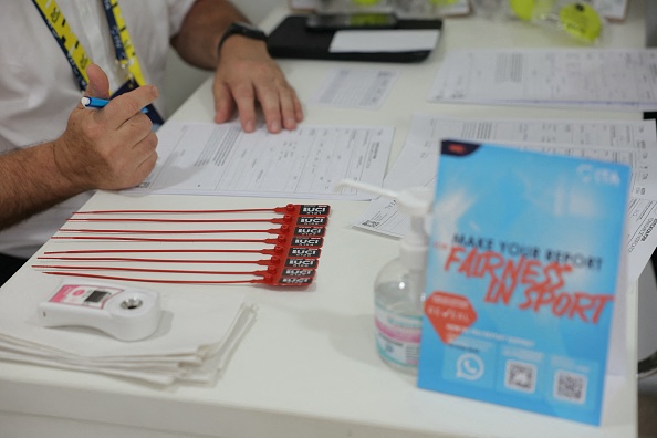 Le matériel du kit de contrôle antidopage présenté au centre de contrôle de l'Agence internationale de contrôle (ITA). (THOMAS SAMSON/AFP via Getty Images)