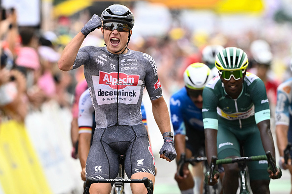 Jasper Philipsen à l'arrivée à Saint-Amand-Montrond, le 9 juillet 2024. (Photo MARCO BERTORELLO/AFP via Getty Images)