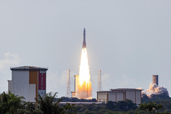 Le décollage de la fusée Ariane 6 de l'Agence spatiale européenne (ESA) depuis son pas de tir, au Centre spatial guyanais de Kourou, le 9 juillet 2024. (JODY AMIET/AFP via Getty Images)