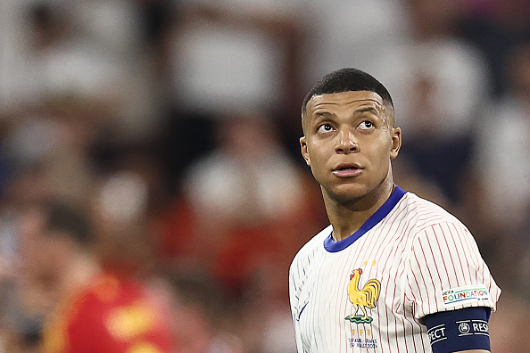 Mbappé réagit après avoir perdu le match de football de demi-finale de l'UEFA Euro 2024 entre l'Espagne et la France. (FRANCK FIFE/AFP via Getty Images)