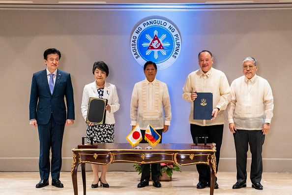 MANILLE, PHILIPPINES - 08 JUILLET : (de gauche à droite) le ministre japonais de la défense Kihara Minoru, le ministre japonais des affaires étrangères Kamikawa Yoko, le président philippin Ferdinand Marcos Jr, le ministre philippin de la défense Gilberto Teodoro Jr et le ministre philippin des affaires étrangères Enrique Manalo posent pour des photos après avoir signé l'accord d'accès réciproque, en marge de la réunion des ministres japonais et philippins des affaires étrangères et de la défense au palais de Malacanang, le 8 juillet 2024 à Manille, aux Philippines.
(Photo  Lisa Marie David - Pool/Getty Images)

