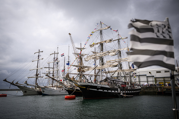 Le drapeau régional breton avec en arrière-plan le trois-mâts français Le Belem à l'ancre lors de la journée d'ouverture des 8e Fêtes maritimes de Brest. (LOIC VENANCE/AFP via Getty Images)