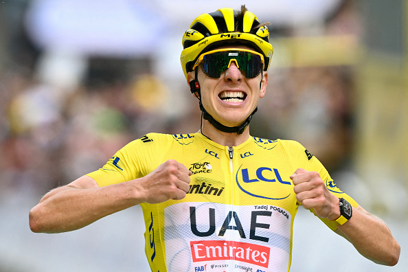 Tadej Pogacar franchit la ligne d'arrivée pour remporter la 14e étape du Tour de France, 151,9 km entre Pau et Saint-Lary-Soulan Pla d'Adet, le 13 juillet 2024. (Photo MARCO BERTORELLO/AFP via Getty Images)