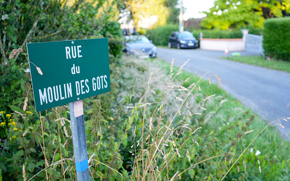 Des policiers patrouillent dans la rue tôt le matin du 14 juillet 2024 où une fusillade a eu lieu dans la commune d'Espinasse-Vozelle dans l'Allier. (SYLVAIN THIZY/AFP via Getty Images)