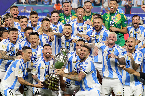 Dans la foulée de leur victoire à la Copa America, certains joueurs argentins ont entonné un chant raciste envers des joueurs de l'équipe de France. (Photo CHARLY TRIBALLEAU/AFP via Getty Images)