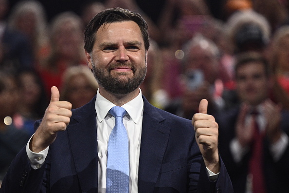 Le sénateur américain de l'Ohio et candidat républicain à la vice-présidence en 2024, J. D. Vance, lève deux pouces lors de la première journée de la convention nationale républicaine de 2024 au Fiserv Forum à Milwaukee, Wisconsin, le 15 juillet 2024. (BRENDAN SMIALOWSKI/AFP via Getty Images)