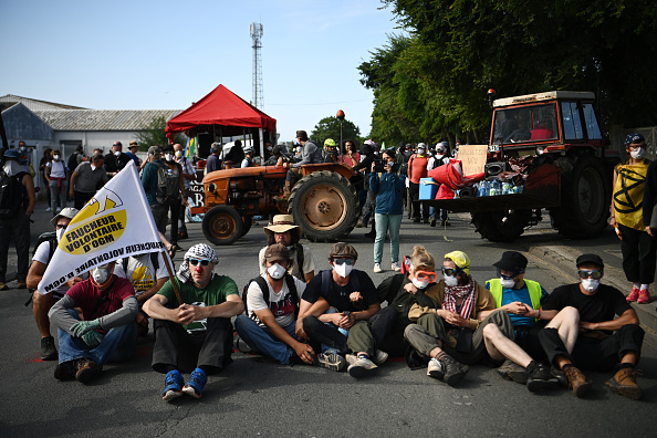 Manifestation à La Rochelle contre les méga-bassines le 20 juillet 2024. (Photo CHRISTOPHE ARCHAMBAULT/AFP via Getty Images)