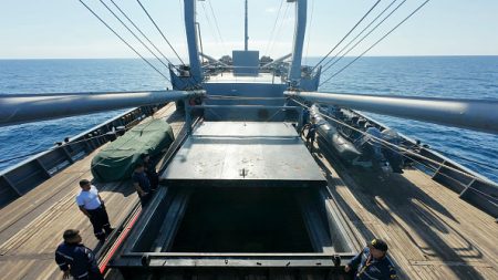 Un ex-bateau chinois de pêche illégale contre les prédateurs environnementaux