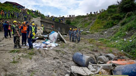 Comment le pilote a pu survivre à ce crash aérien au Népal ayant fait 18 victimes ?