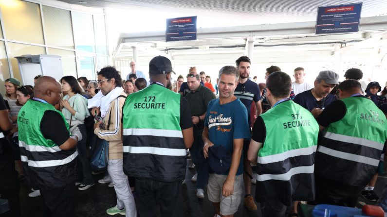 Des stadiers effectuent un contrôle à l'entrée avant le match entre l'Ouzbékistan et l'Espagne au Parc des Princes à Paris, le 24 juillet 2024. (Photo : FRANCK FIFE/AFP via Getty Images)